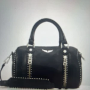 Zadig voltarie väska  - Detta är en super fin väska som är i toppskick, inte någon skrapa alls. 🥳Kan byta mot en Stella McCartney väska i Tiny! Priset kan diskuteras ❤️