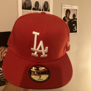 Fitted New era keps  - Säljer denna asfeta fitted new era kepsen. Obs. Aldrig använd. Den är i storlek 7, dvs. 55.8 cm i omkrets. 