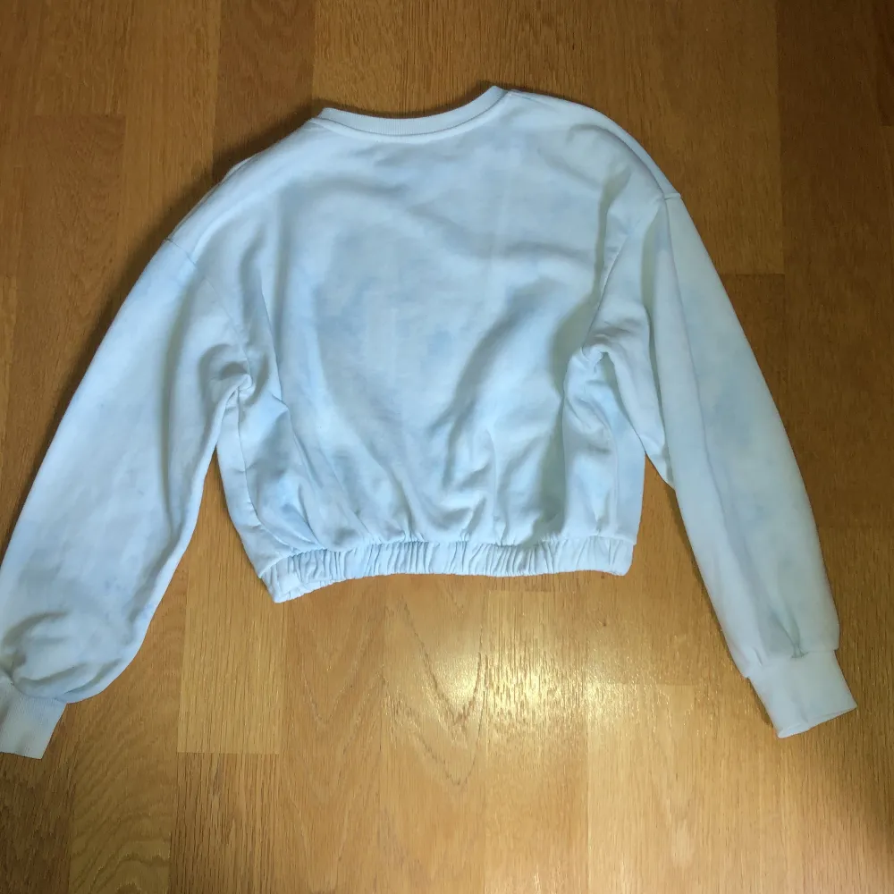Ljusblå tröja som är använd fåtal gånger och är i bra skick. Använd gärna köp nu. :). Hoodies.
