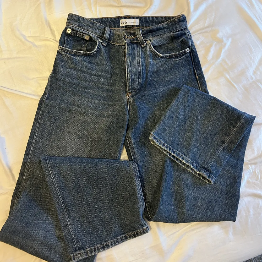 Jättefina jeans med medelhög midja och rak modell som tyvärr blivit för små. Jeans & Byxor.