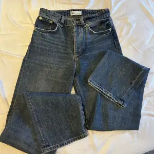 Jättefina jeans med medelhög midja och rak modell som tyvärr blivit för små