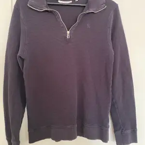 Skit snygg zip tröja från ”Casual Friday” i storlek M. Nypris ca 800kr. Använd ett par gånger men fortfarande i fint skick! (säljer åt min kille)