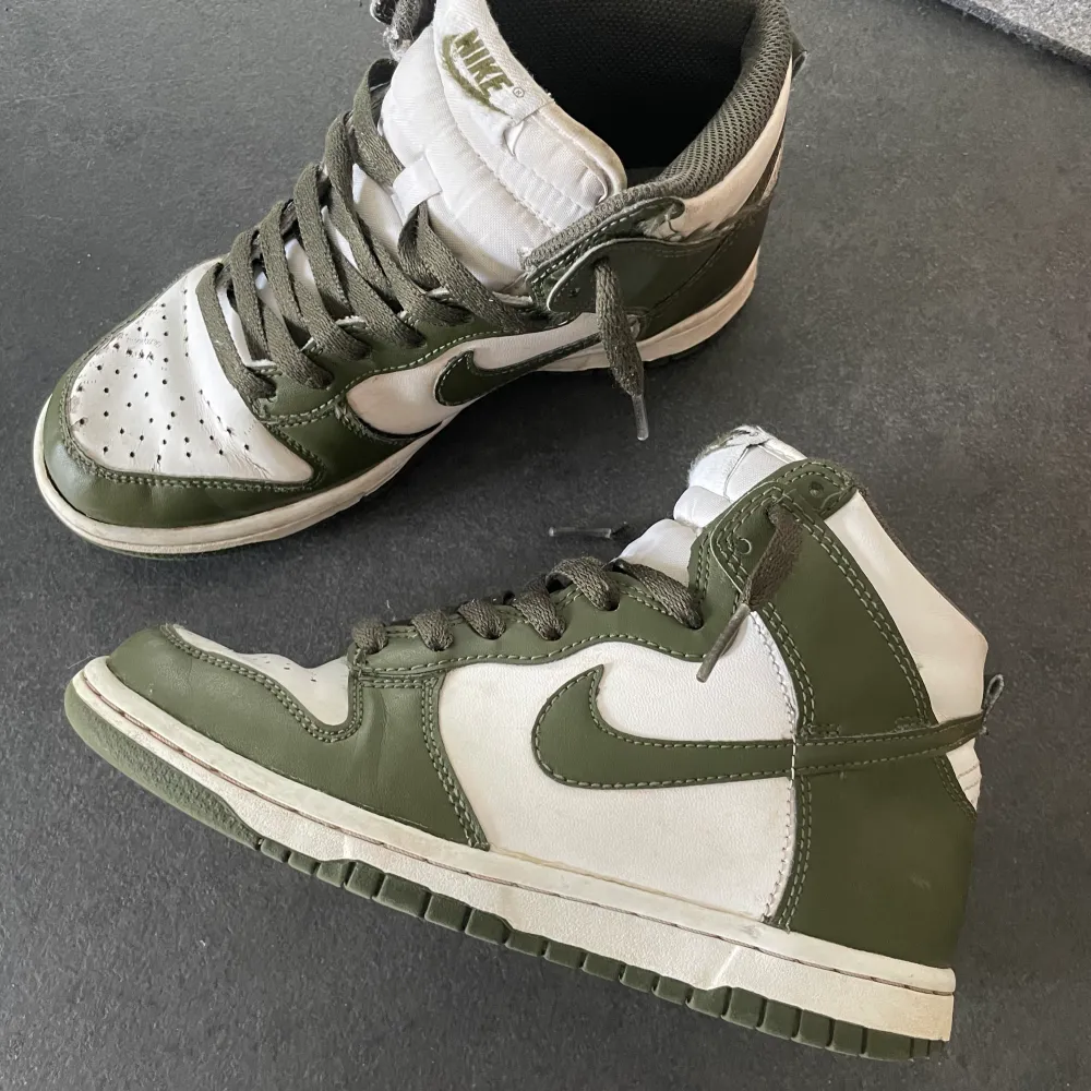 Säljer ett par Nike dunk high.  Färg: cargo khaki. Använda men fint skick. . Skor.