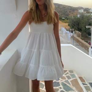 Jätte fin somrig Zara klänning! 😌 Säljer för den är för kort för mig som är 177 😫😫  Inte mina bilder