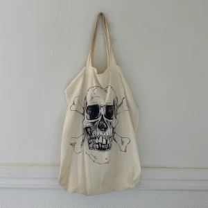 skull tote bag - frakt tillkommer, pris kan diskuteras, betalning sker via swish, hör av er vid frågor & intresse.
