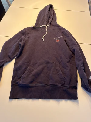 Gant hoodie. - Gant hoodie i fint skick. Inte använd på länge. Pris 250 kr. Storlek S. Mötas i Göteborg eller frakt.