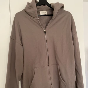 “Fear of god” zip tröja - ”Fear of god zip up tröja. Storlek M sitter som L. Använd 2 ggr, så den är som ny. Köpte för 2500.  (Säljer åt min kille)