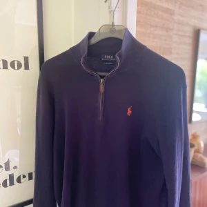 ralph lauren half zip - säljer nu min ralph lauren half zip tröja i strlk M, då den har blivit för liten, skicket på tröjan är 7/10. priset kan diskuteras. skriv för mer bilder 