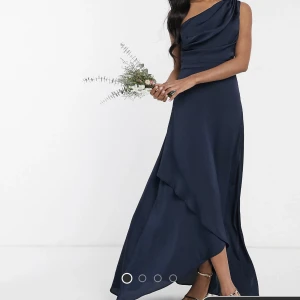 Balklänning - Säljer min jättefina marinblåa balklänning! Endast använd en gång så nästan nyskick 💓 Köpt från ASOS 🤝🏼 skriv för mer info!