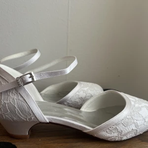 Vita spetsskor - Oanvända vita spetsskor m snäll klack. Köpta utomlands, okänt märke.
