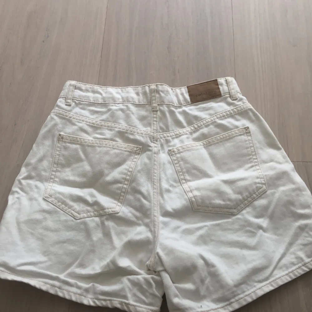 Vita jeans shorts, använda 1-2 gånger och bar skick. Shorts.