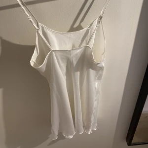 Vit satinklänning  - Super söt klänning strl S perfekt längd. Perfekt till sommaren o fest Använd köp nu💞