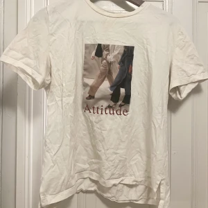 T-shirt med tryck  - En beige/vit t-shirt med tryck från Mango i storlek M. Köpt för 279kr på Mango men har använt en del dock inga defekter. 