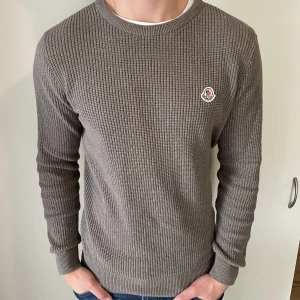 Stickad moncler tröja - Säljer en stickad moncler tröja som är nästan i nyskick. Storlek S men passar minst lika bra på M. Nypris ligger runt 7000. Hör gärna av er vid ytterligare frågor eller funderingar!🙌🏻