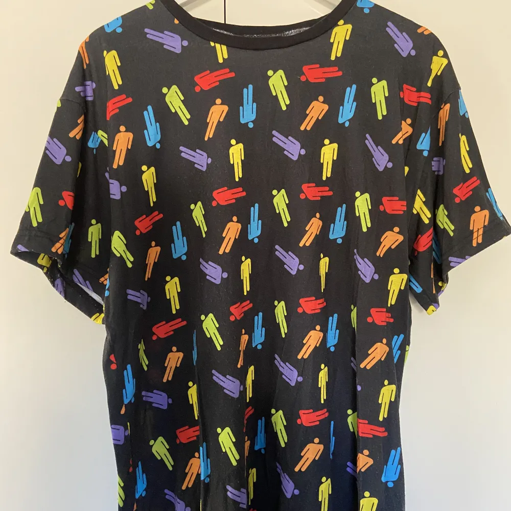 Billie Eilish rainbow blohsh t-shirt som såldes i pop up butiker och denna är köpt i Berlin 2019.. T-shirts.
