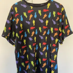 Billie Eilish rainbow blohsh t-shirt som såldes i pop up butiker och denna är köpt i Berlin 2019.