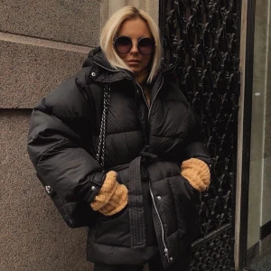 Pufferjacka Nelly - En svart pufferjacka från Nelly med bälte. Superfin och varm. Den har en liten reva i ena sidan, se bild 3, därav är priset prutbart! Jag har själv använt jackan ca 2 säsonger och ingen har märkt av revan😄