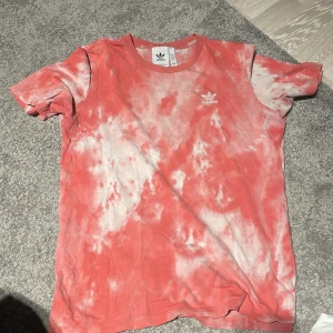 Tröja - Säljer min rosa adidas tröja då den inte kommer till användning. Jättebra skick,stl S