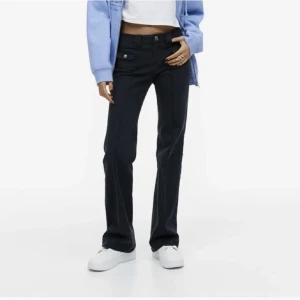 Slutsålda byxor från Hm! - Säljer dessa skitsnygga jeans från hm med coola fickor, säljer pga har för många liknade och hoppas de får mer användning hos någon annan!💕 köp direkt för 600