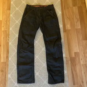 Vintage cargo jeans i mörkblå/grå/svart denimliknande. Ser svarta ut. Midjemått 36,5cm. Innerben 76,5cm. Raka i benen. 