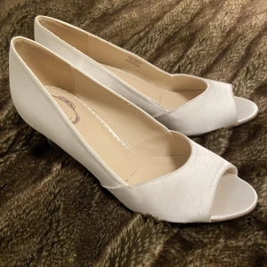 Vita klackskor - Säljer mina supersöta vita klackskor som aldrig är använda. Endast testade! Säljer då dem inte passar mig. Av märket début