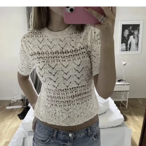 Topp zara - Söt topp från zara, aldrig använd💕💕 Skriv om frågor!!