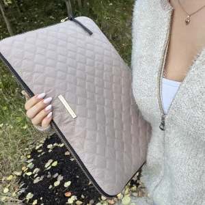 Datorfodral  - Snyggt datorfodral grå et DAY BIRGER ET MIKKELSEN. 500kr nypris. Kontakta gärna vid intresse!!