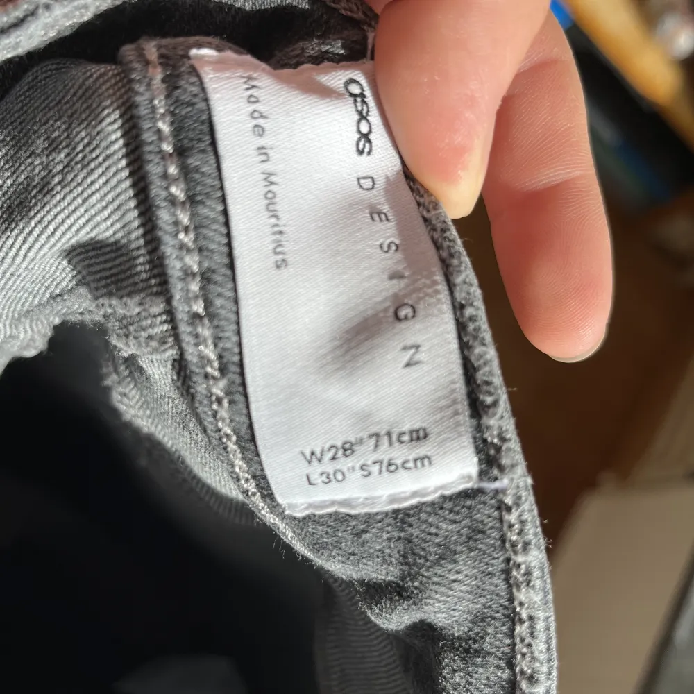 Helt oanvända jeans från ASOS, köpte fel storlek😑 Pris går att diskuteras🤙🏾🤙🏾. Jeans & Byxor.
