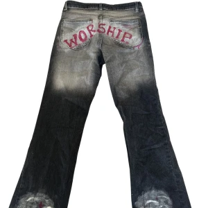 Egengjorda jeans - Ett par gamla jeans från Lindex som jag själv målat! Sitter midwaist och passar bra på mig som är cirka 172. Skriv om du har frågor, använd gärna köp nu funktionen❤️‍🔥