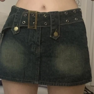 Y2k vintage belted skirt - Blue, L, (52.5-57.5KG)  Har inre shorts under kjolen.   Skulle säga att denna kjol sitter som en S.  Köpta ifrån Aliexpress