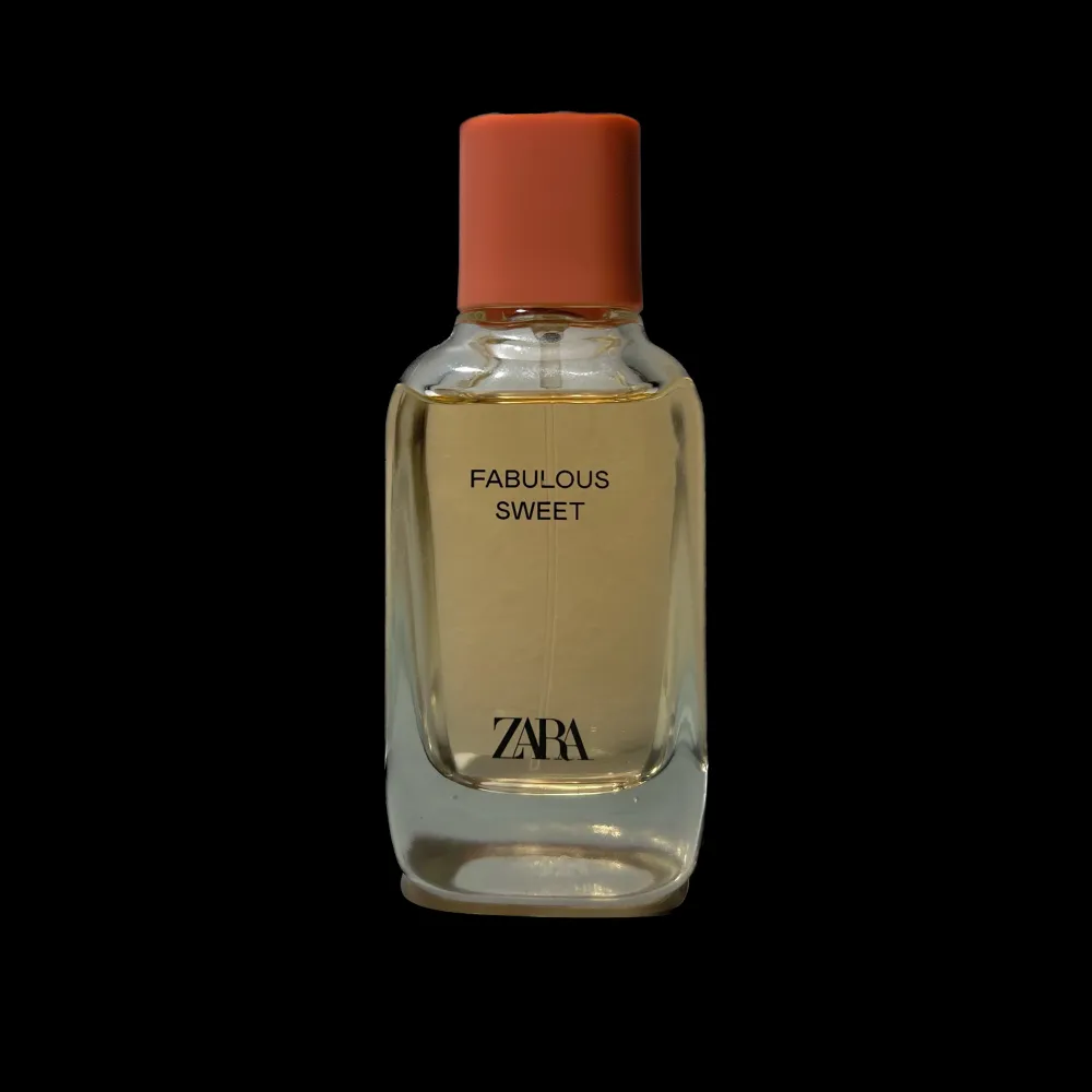 Zara parfym i doften fabulous sweet 🩷🧡söt parfym, jag skulle säga att den ger mycket doft🩷troligen slutsåld för den går inte att hitta på hemsidan! Hör av er vid frågor eller köp direkt genom att trycka på ”köp nu”köpt i barcelona för ca 500kr.ink kartong. Övrigt.