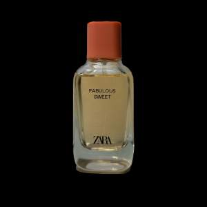 Zara parfym i doften fabulous sweet 🩷🧡söt parfym, jag skulle säga att den ger mycket doft🩷troligen slutsåld för den går inte att hitta på hemsidan! Hör av er vid frågor eller köp direkt genom att trycka på ”köp nu”köpt i barcelona för ca 500kr.ink kartong