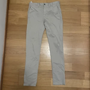 Tommy Hilfiger Chinos  - Säljer ett par Tommy Hilfiger i topp skick (Använda en gång på skolavslutning för något år sedan). Inga skador eller fläckar. Storlek 31:32 och de sitter slimfit  Köpta för 1100kr 