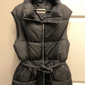 Dunväst från Nelly Trend strl 32. - Dunväst från Nelly trend i strl 32. Passar strl S och M då modellen är stor i storleken.