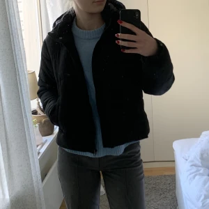 Jacka - En svart tjock vinterjacka i en lite croppad modell. Har köpt en annan vinterjacka så säljer denna som är i bra skick. Storlek 40 men skulle säga att den passar som en 38/40. 350 inkl. frakt. 
