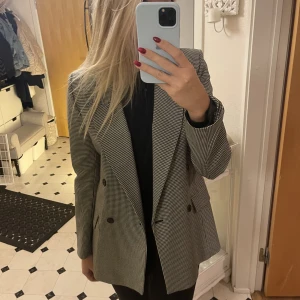 Blazer - Rutig blazer. Använd en gång. Figursydd💕