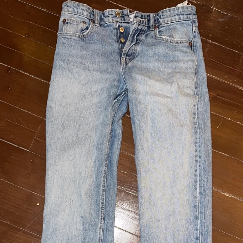 Säljer dessa snygga jeans från Zara i strlk 36, tyvärr passar de inte mig längre och säljer då!. Jeans & Byxor.