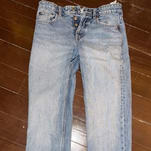 Säljer dessa snygga jeans från Zara i strlk 36, tyvärr passar de inte mig längre och säljer då!