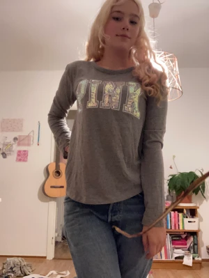 Grå PINK tröja - Grå PINK tröja med paljett text från Victoria secrets märke💖