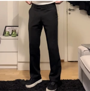 Tiger of Sweden kostymbyxor  - Hej!   Säljer ett par supersnygga kostymbyxor från tiger of Sweden. Köpta här på Plick helt nya men tyvärr passa de inte mig.  Dvs fortfarande nyskick Nypris på de är 2000kr!  Storlek 30/32 