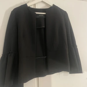 Kavaj med utsvänga ärmar,strl S - Köpt från sellpy men från zara. Som ny,skriv för bilder på!