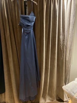 Festklänning - Jättefin festklänning som är använd endast en gång i några timmar, använd i godskick. Priset går att diskuteras :)