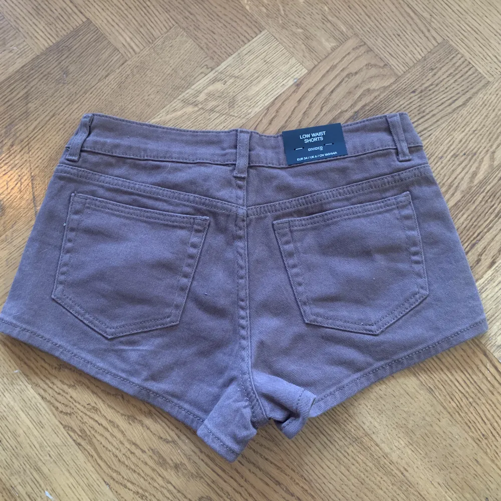 Helt nya H&M shorts som inte kom till användning, det står att de är low waist men jag skulle nog säga att de är mer midwaist. Shorts.