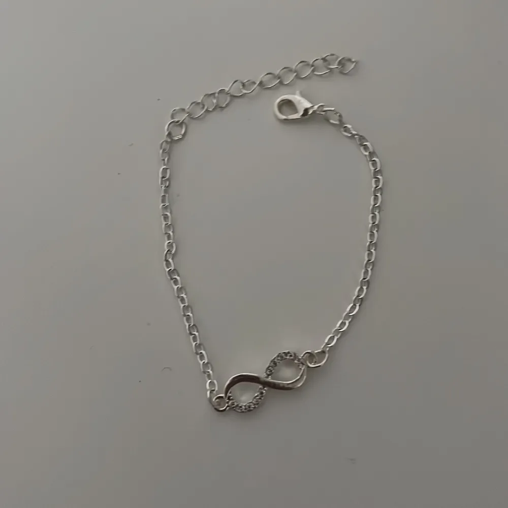 Ett fake silver armband med ett infinity tecken från shein. Köptes som ett kit med likadant halsband men har tappat bort halsbandet. Aldrig använt. . Accessoarer.