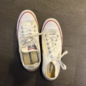 Låga converse - Låga vita converse🤍säljer då de är försmå . Använda ett fåtal gånger så relativt fräscha några fläckar på sulan som förmodligen går att få bort enkelt