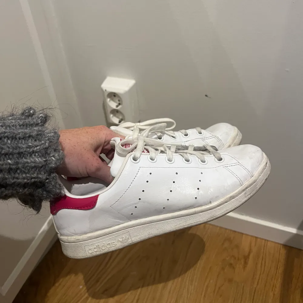 Stan smith sneakers rosa och vita. Använda fåtal gånger om man tvättar dom blir de som nya. Storlek 37 1/3.. Skor.