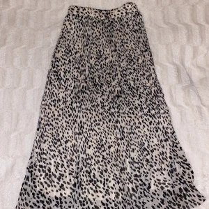 Lång kjol - Aldrig använd kjol i 10/10 skick💗