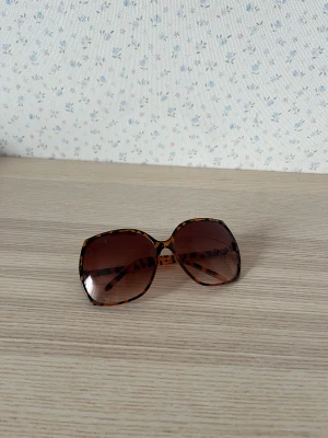 Solglasögon  - Köpte dessa från Pop Boutique förra sommaren och använde en gång. Har inga defekter 