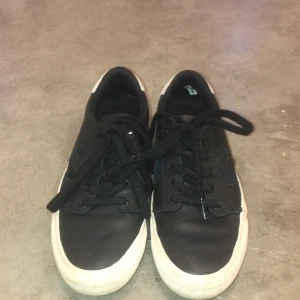 Svarta Converse - Ett par svarta Converse i riktigt fint skick, Knappt använda. Säljer dom för att dom är för små.💗