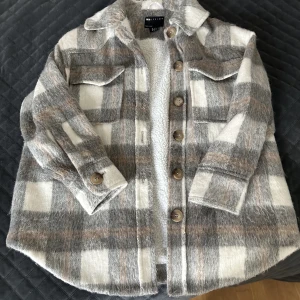 Kappa - Säljer denna fina kappan. Den är super varm och skön. Den är helt oanvänd då den tyvärr inte passar mig. Nypris 1899kr. Pris går att diskutera💕